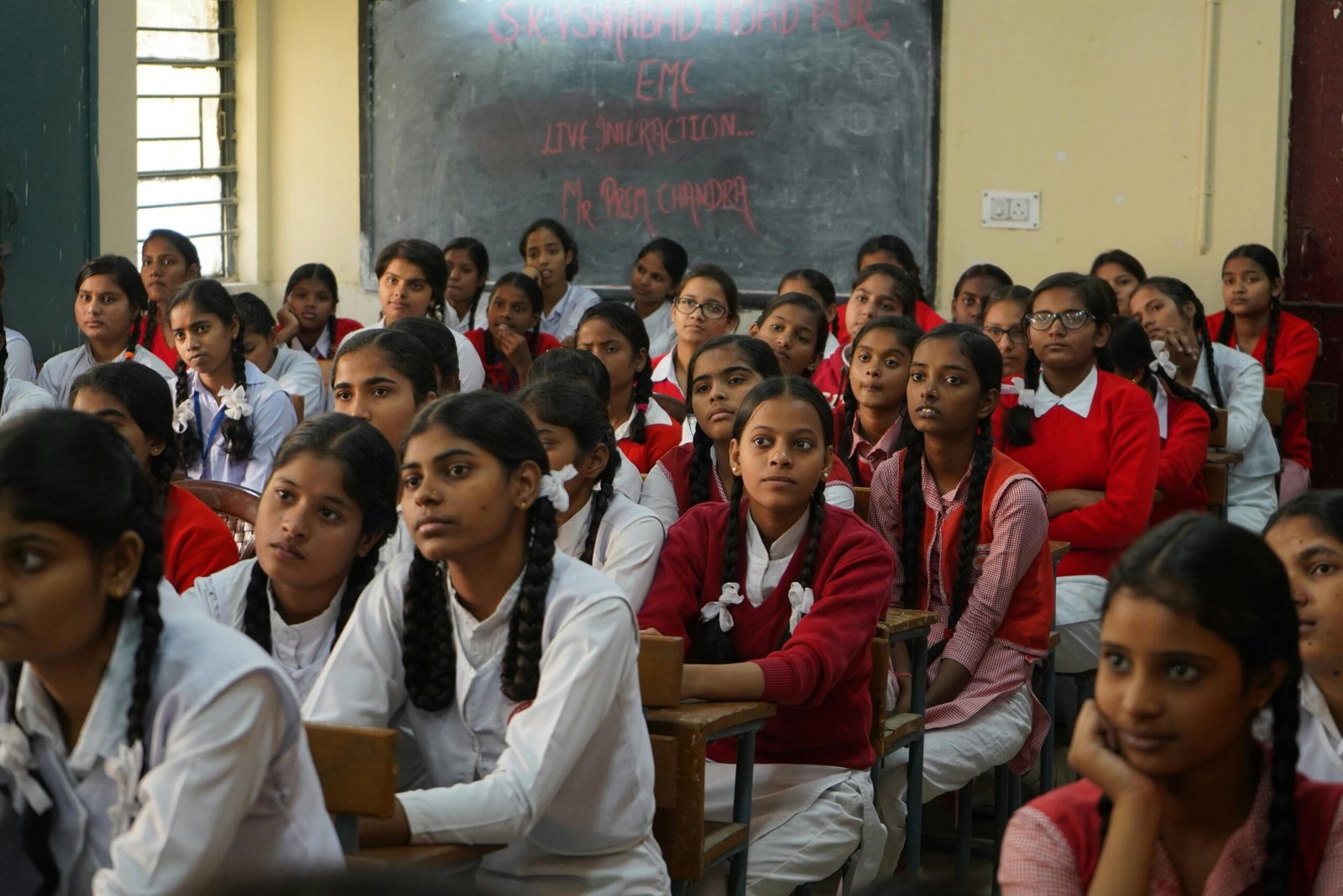 Students getting counselled about the topic "What Should I Do after 10th?" in their school